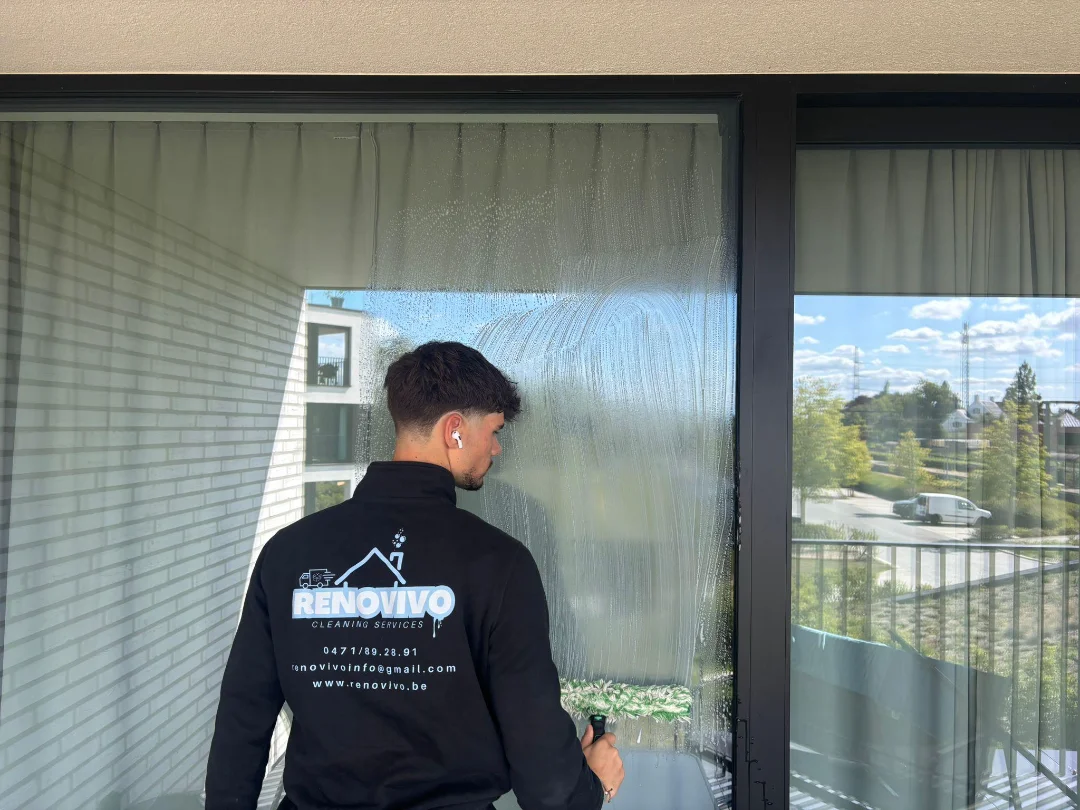 Renovivo: Professioneel Ramen Wassen - Helder Glas Professionele raamreiniger van Renovivo wast grote ramen voor een helder en streepvrij resultaat, beschikbaar in West- en Oost-Vlaanderen.
